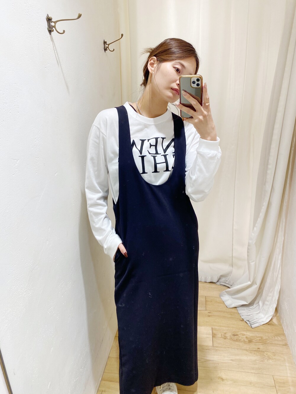 ブラック系のワンピース、ホワイト系のTシャツ/カットソーを着用したレディースの秋コーディネートの3枚目の写真