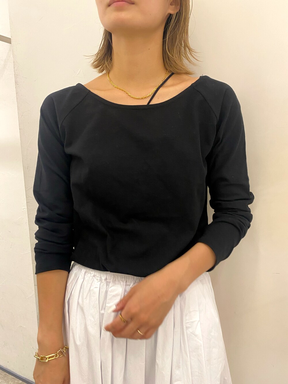 ブラック系のTシャツ/カットソー、ホワイト系のスカートを着用したレディースの夏コーディネートの2枚目の写真