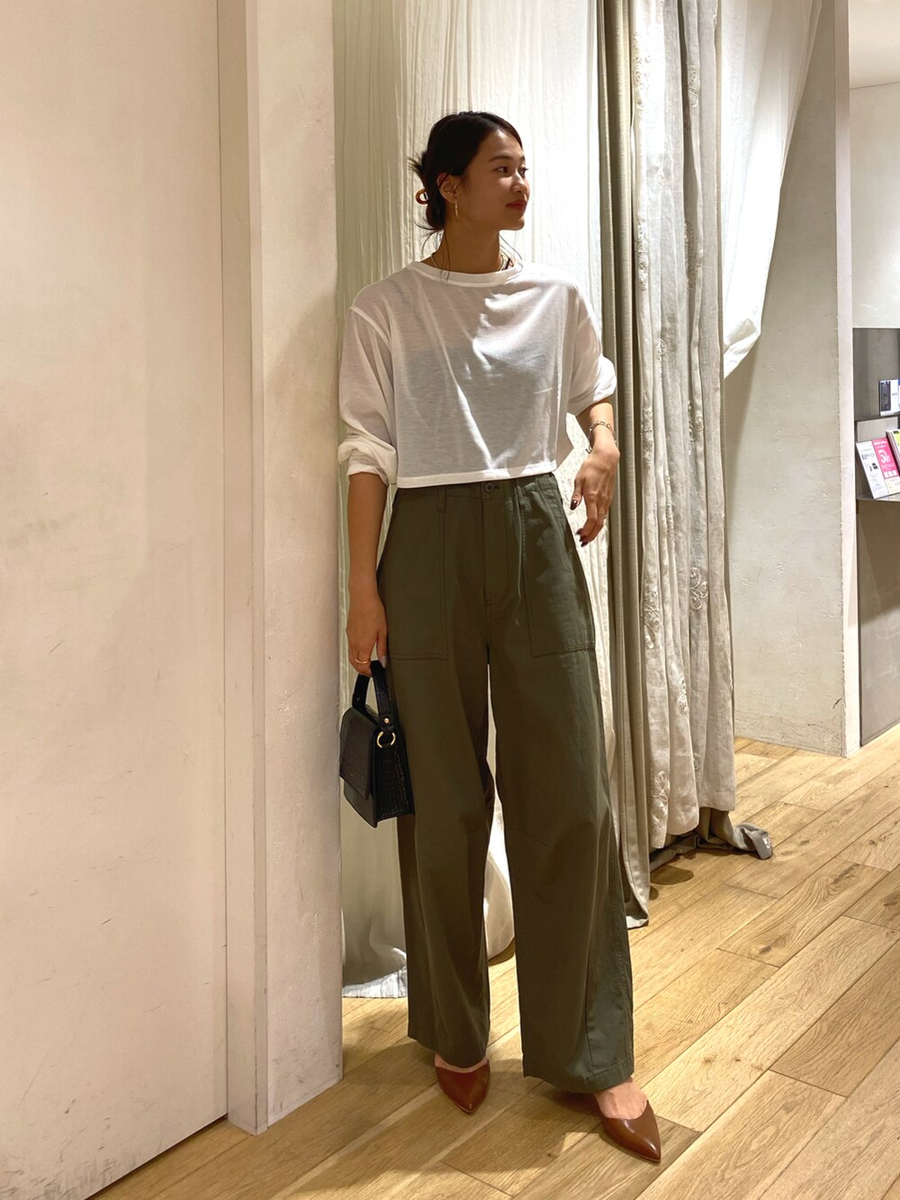 ベージュ系のその他パンツを着用したレディースの夏コーディネートの2枚目の写真