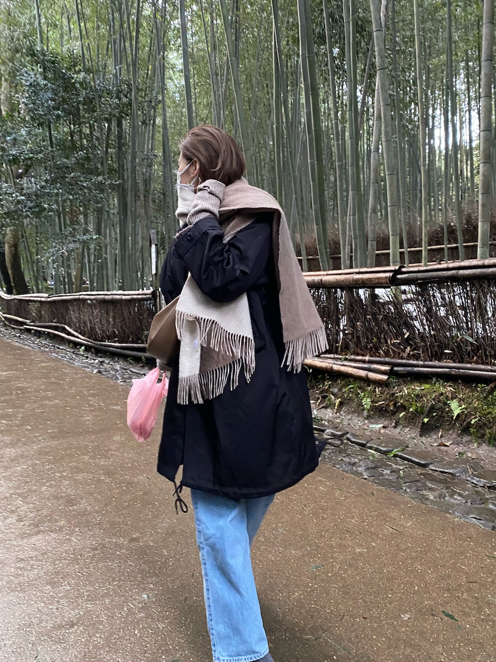 グレー系のモッズコートを着用したレディースの冬コーディネートの2枚目の写真