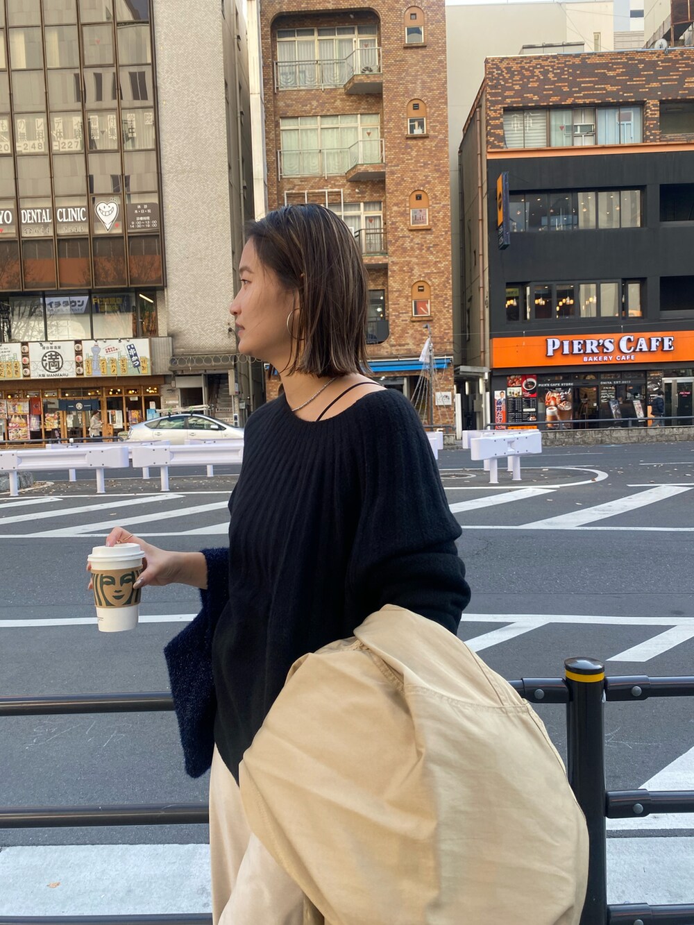 グレー系のスラックスを着用したレディースの冬コーディネートの2枚目の写真