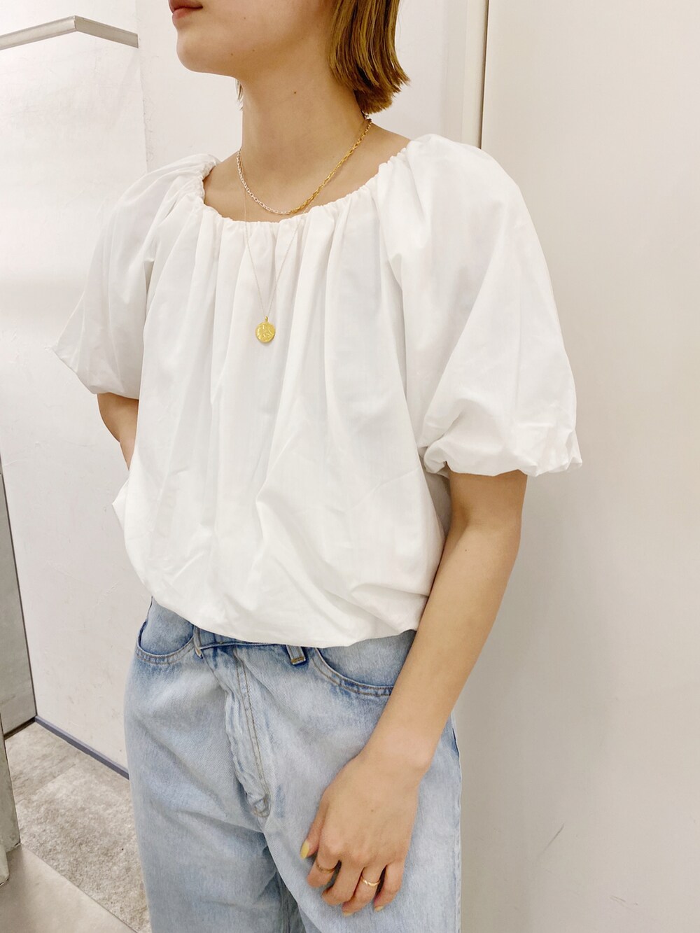 ブルー系のデニムパンツ、ホワイト系のシャツ/ブラウス、グレー系のサンダルを着用したレディースの春コーディネートの2枚目の写真