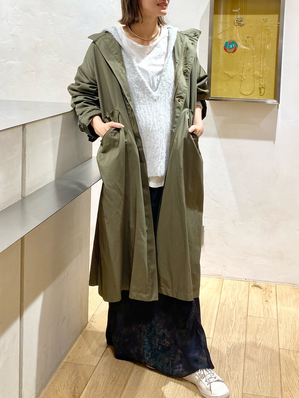 ベージュ系のモッズコートを着用したレディースの秋コーディネートの3枚目の写真