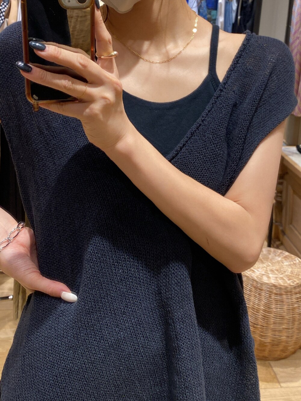 ブラック系のその他パンツ、ブラック系のベストを着用したレディースの夏コーディネートの3枚目の写真