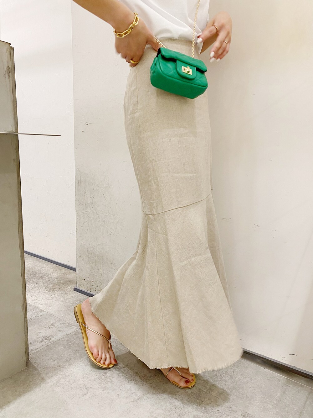 ホワイト系のスカートを着用したレディースの春コーディネートの2枚目の写真