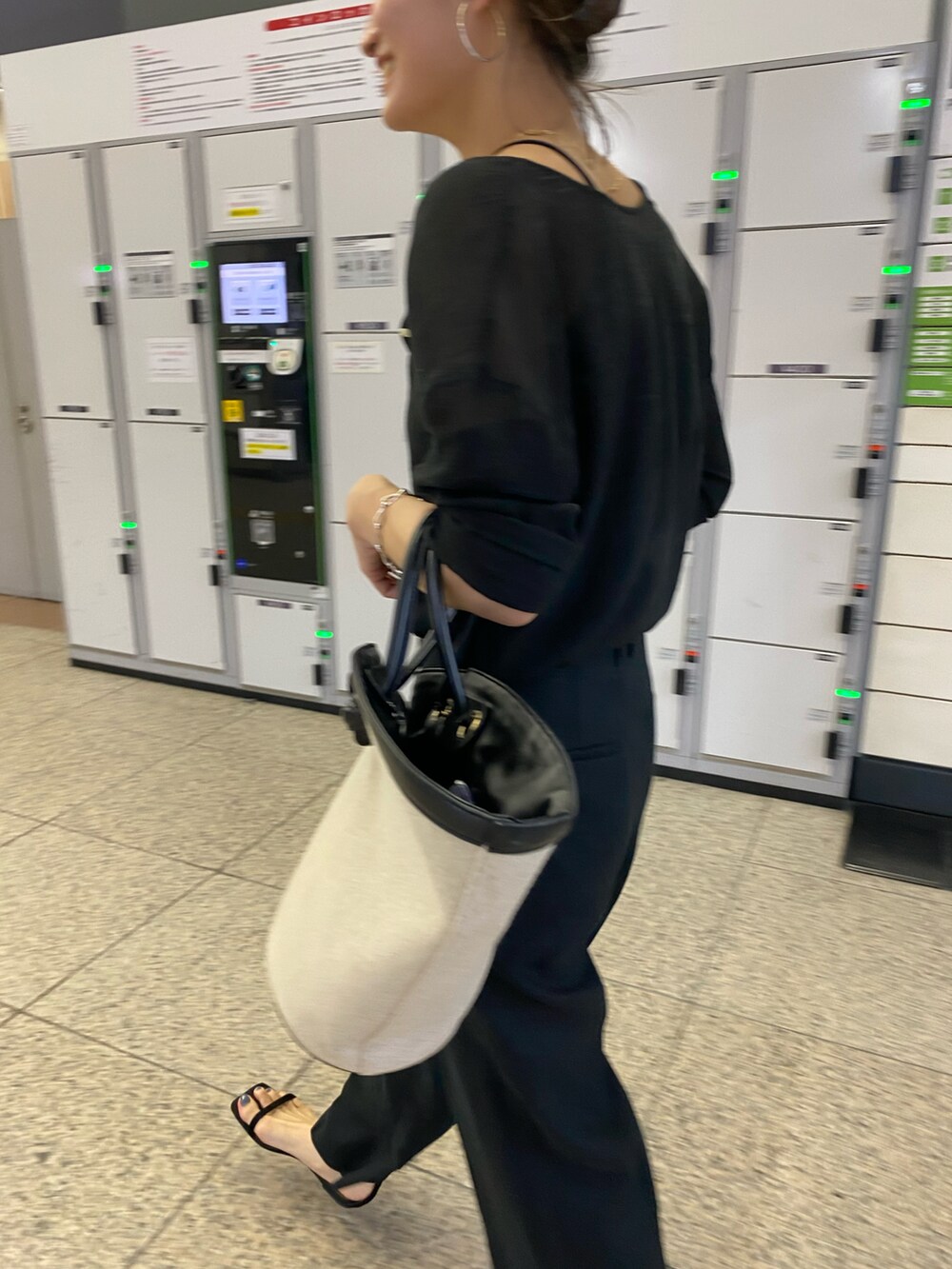 ベージュ系のその他パンツ、ブラック系のシャツ/ブラウスを着用したレディースの夏コーディネートの2枚目の写真