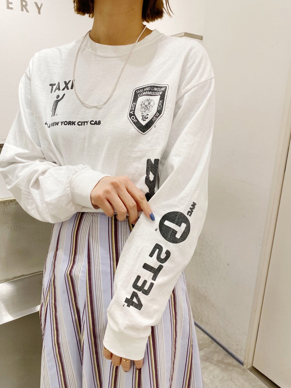 ピンク系のスカート、ホワイト系のTシャツ/カットソーを着用したレディースの冬コーディネートの3枚目の写真