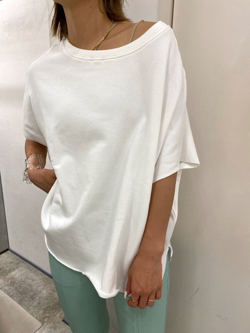 グリーン系のその他パンツ、ホワイト系のスウェットを着用したレディースの夏コーディネートの3枚目の写真