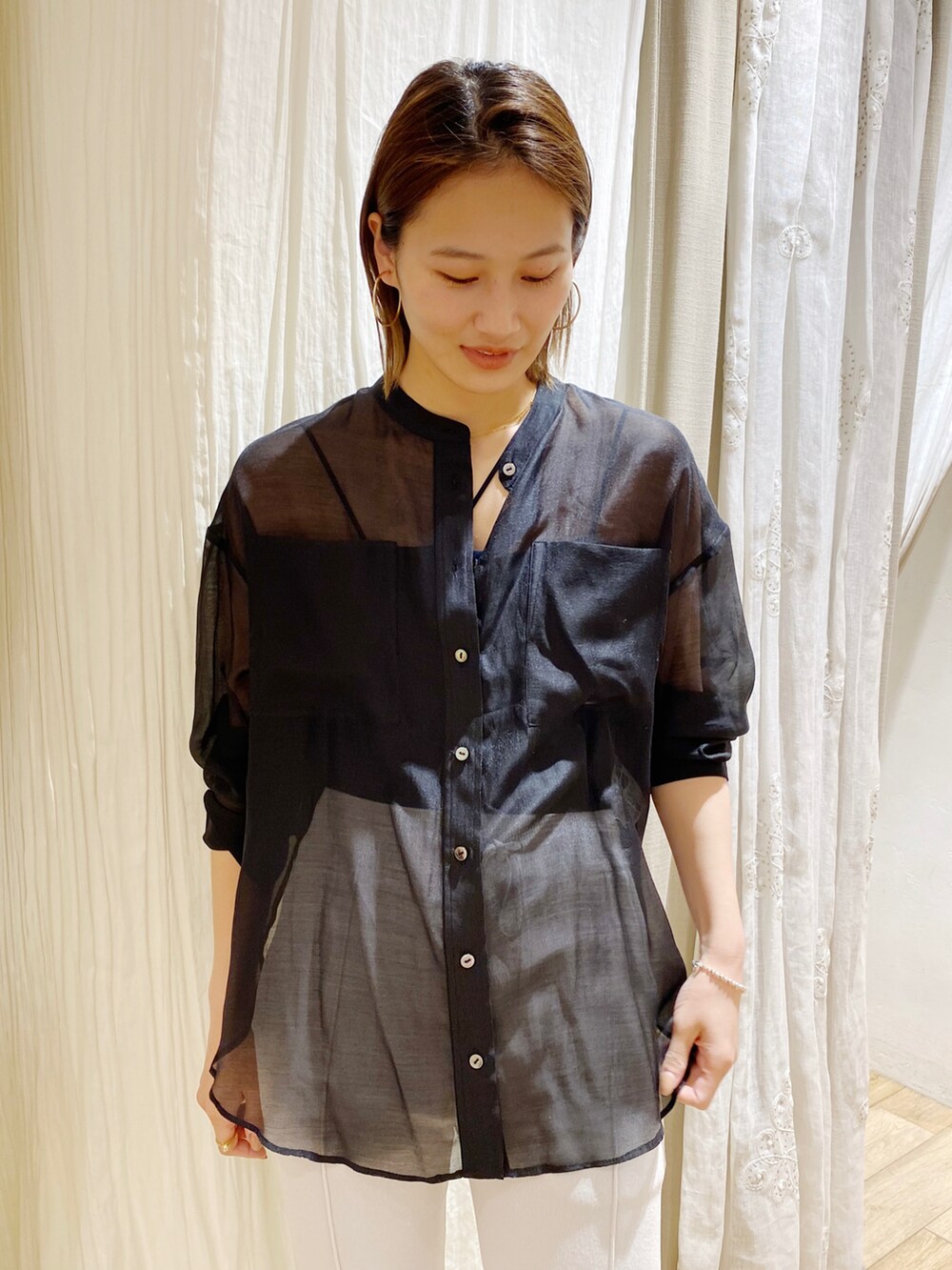 ブラック系のシャツ/ブラウス、グレー系のその他パンツを着用したレディースの春コーディネートの2枚目の写真