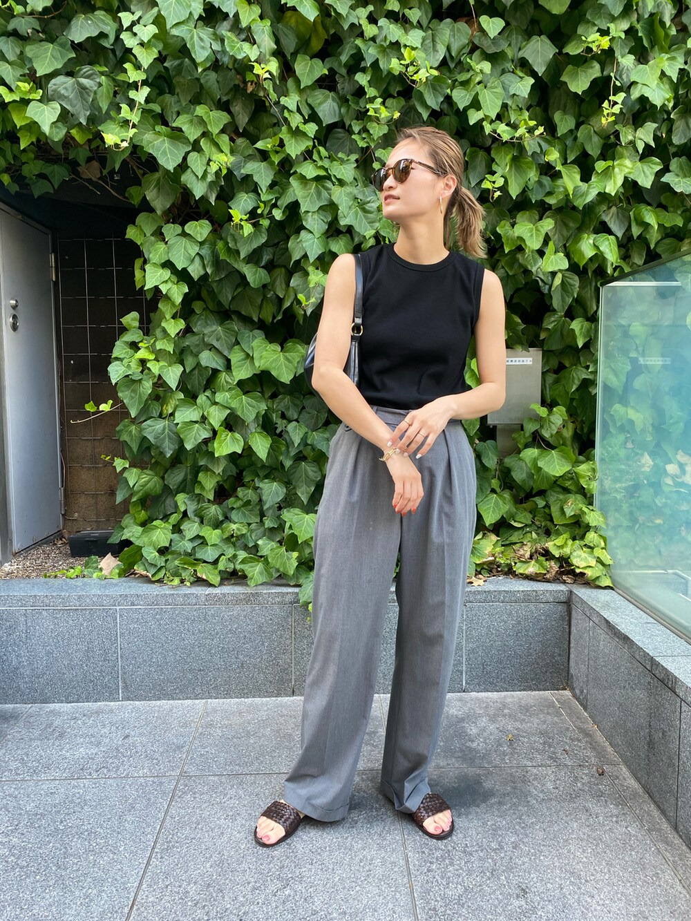 ブラック系のTシャツ/カットソーを着用したレディースの夏コーディネートの2枚目の写真