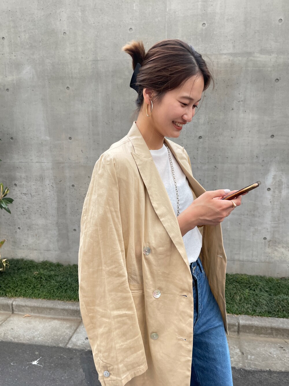 ホワイト系のTシャツ/カットソー、ベージュ系のテーラードジャケット、ブルー系のデニムパンツを着用したレディースの春コーディネートの2枚目の写真