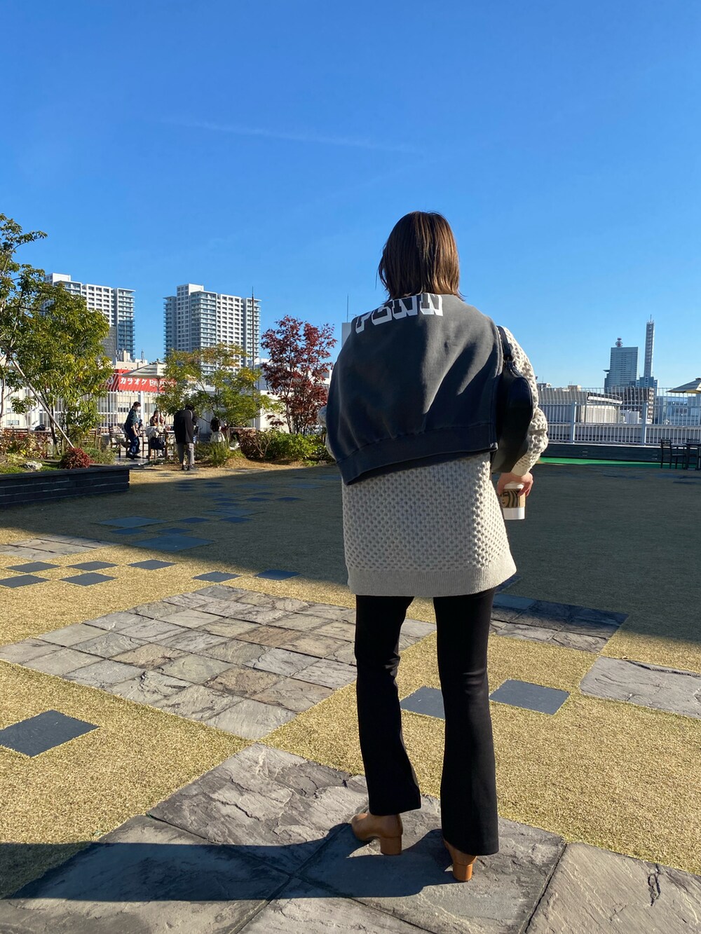 ホワイト系のニット/セーターを着用したレディースの秋コーディネートの2枚目の写真