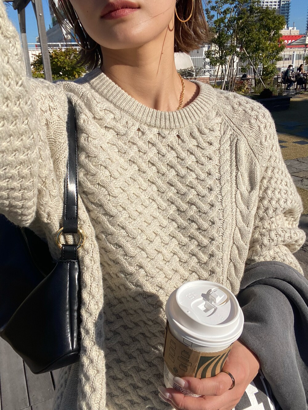 ホワイト系のニット/セーターを着用したレディースの秋コーディネートの3枚目の写真