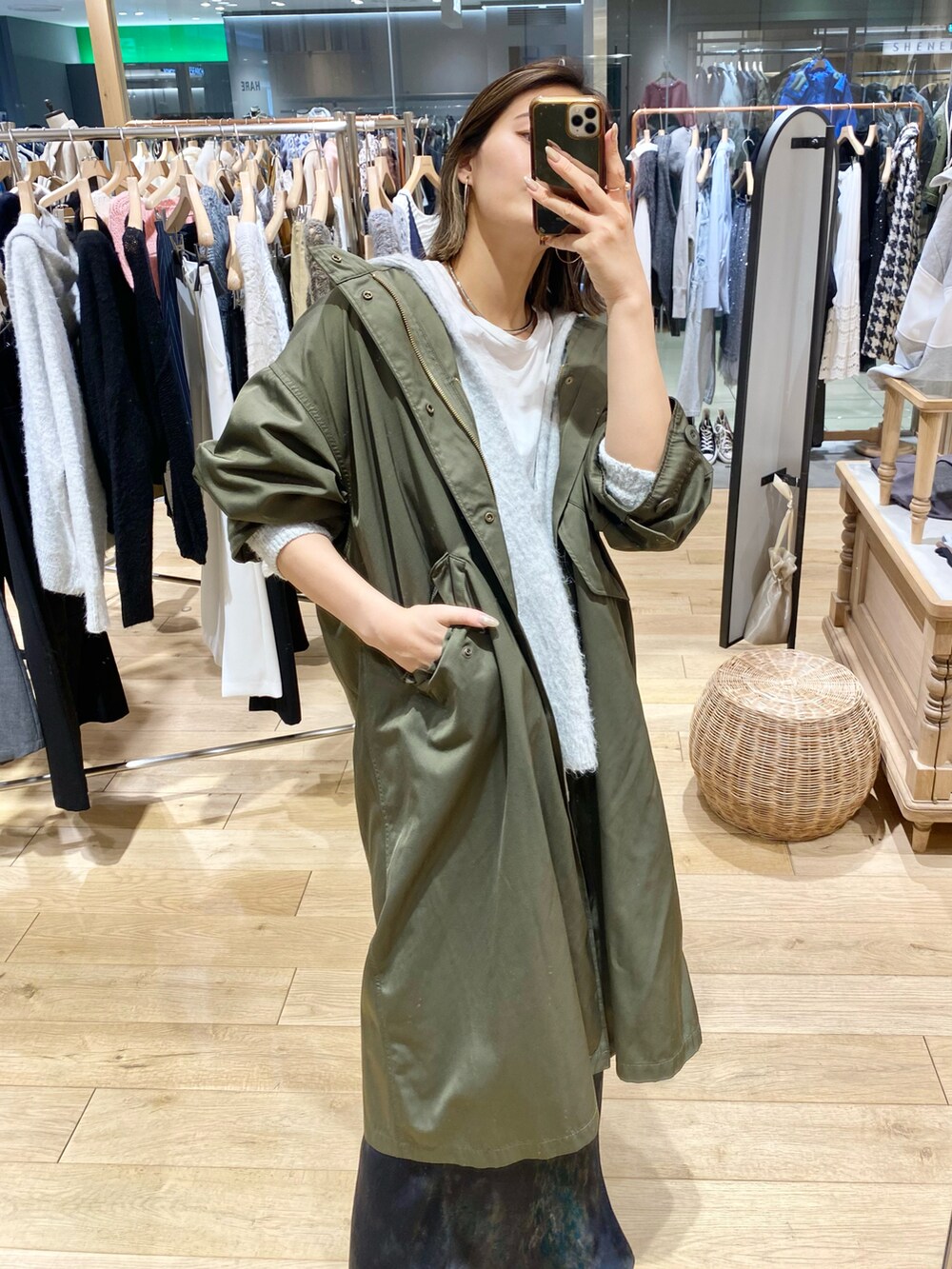 ベージュ系のモッズコートを着用したレディースの秋コーディネートの2枚目の写真