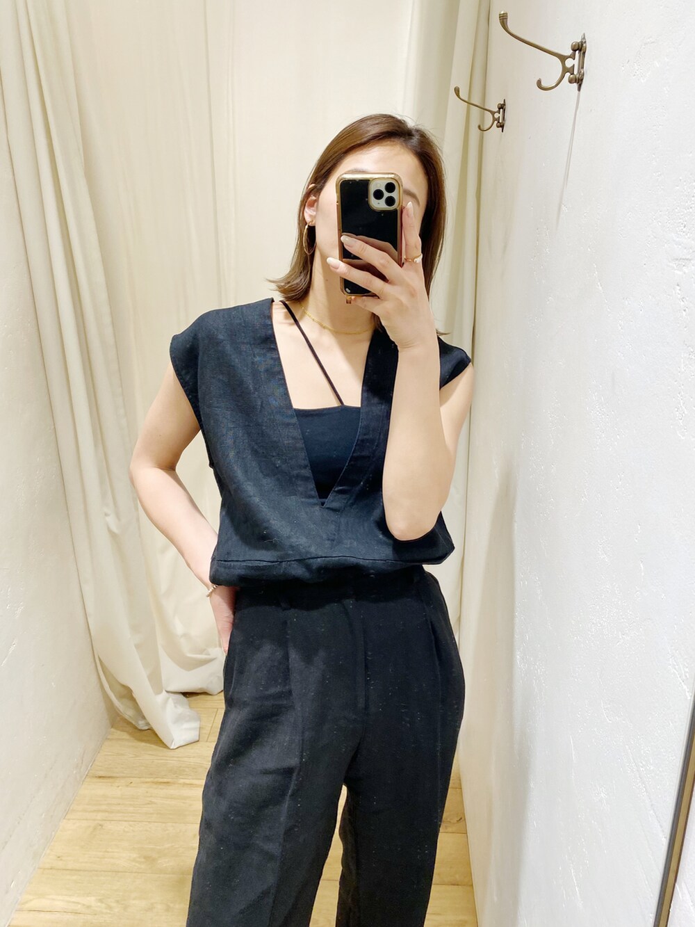 ブラック系のベスト、ベージュ系のその他パンツを着用したレディースの春コーディネートの2枚目の写真