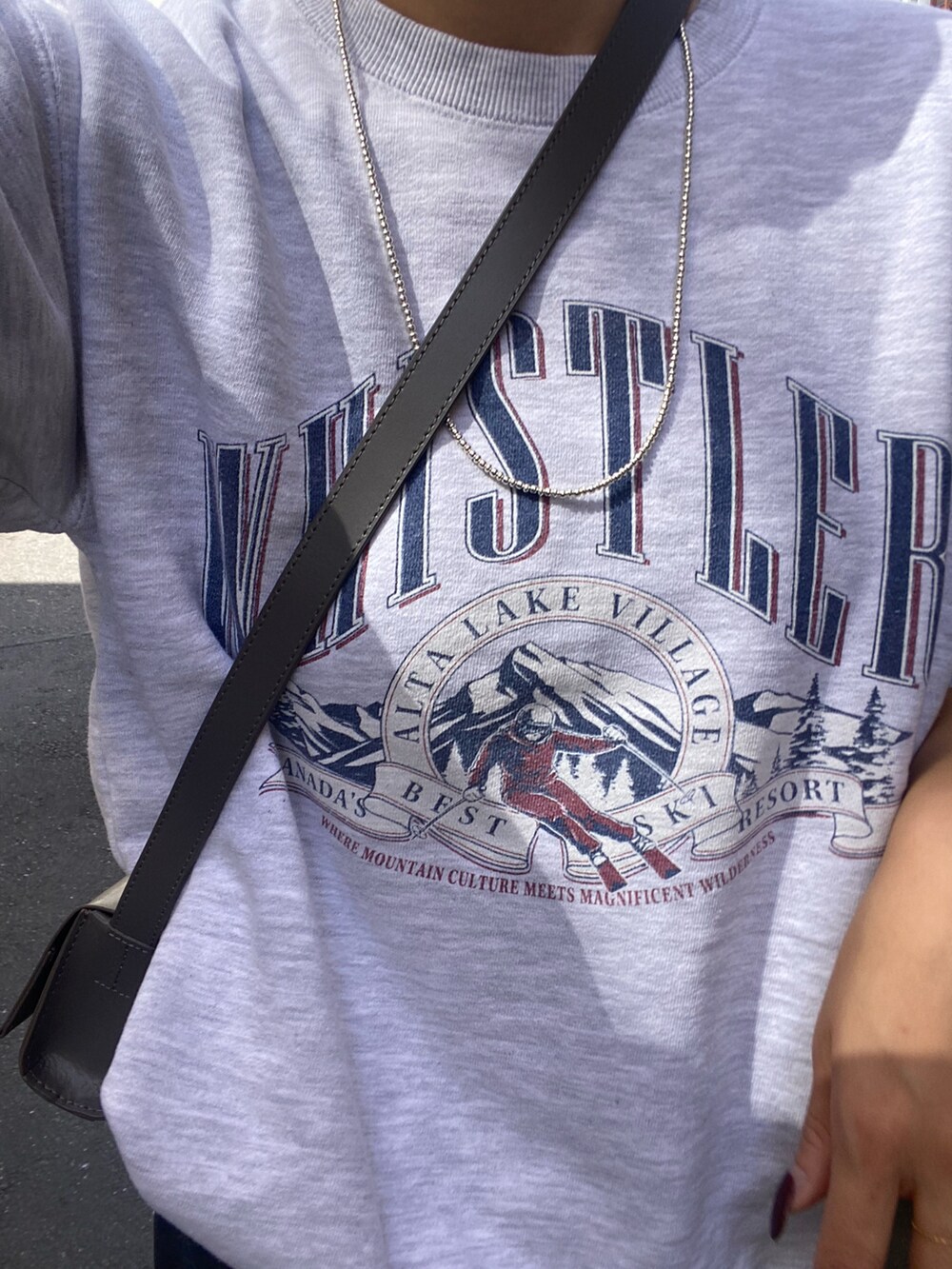 グレー系のスウェットを着用したレディースの秋コーディネートの2枚目の写真