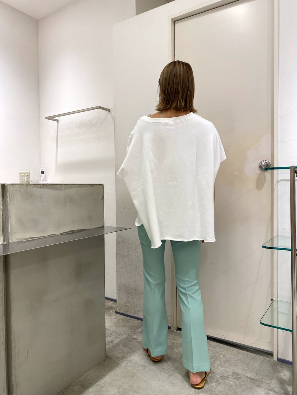 グリーン系のその他パンツ、ホワイト系のスウェットを着用したレディースの夏コーディネートの2枚目の写真