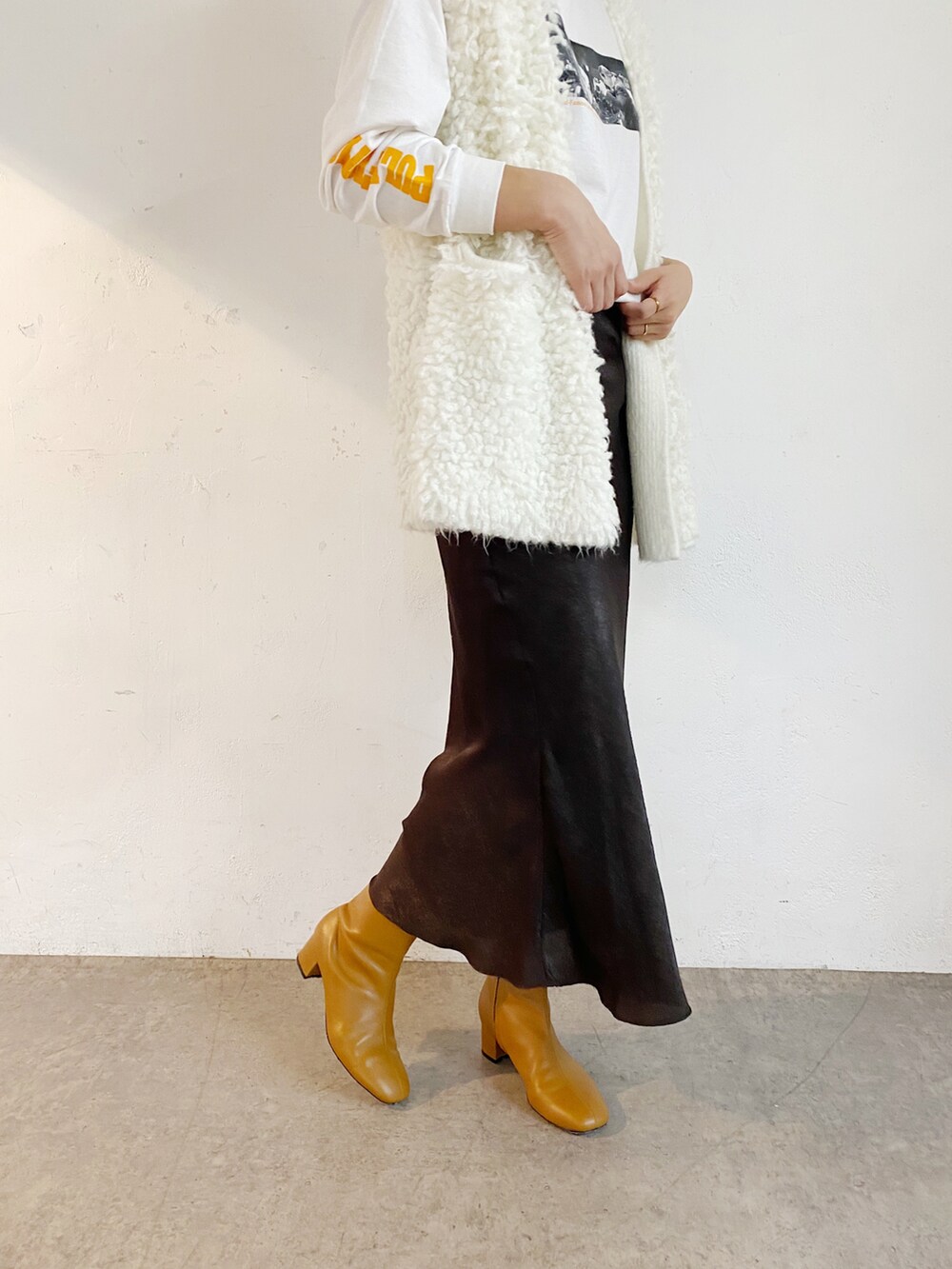 ホワイト系のニット/セーターを着用したレディースの冬コーディネートの2枚目の写真