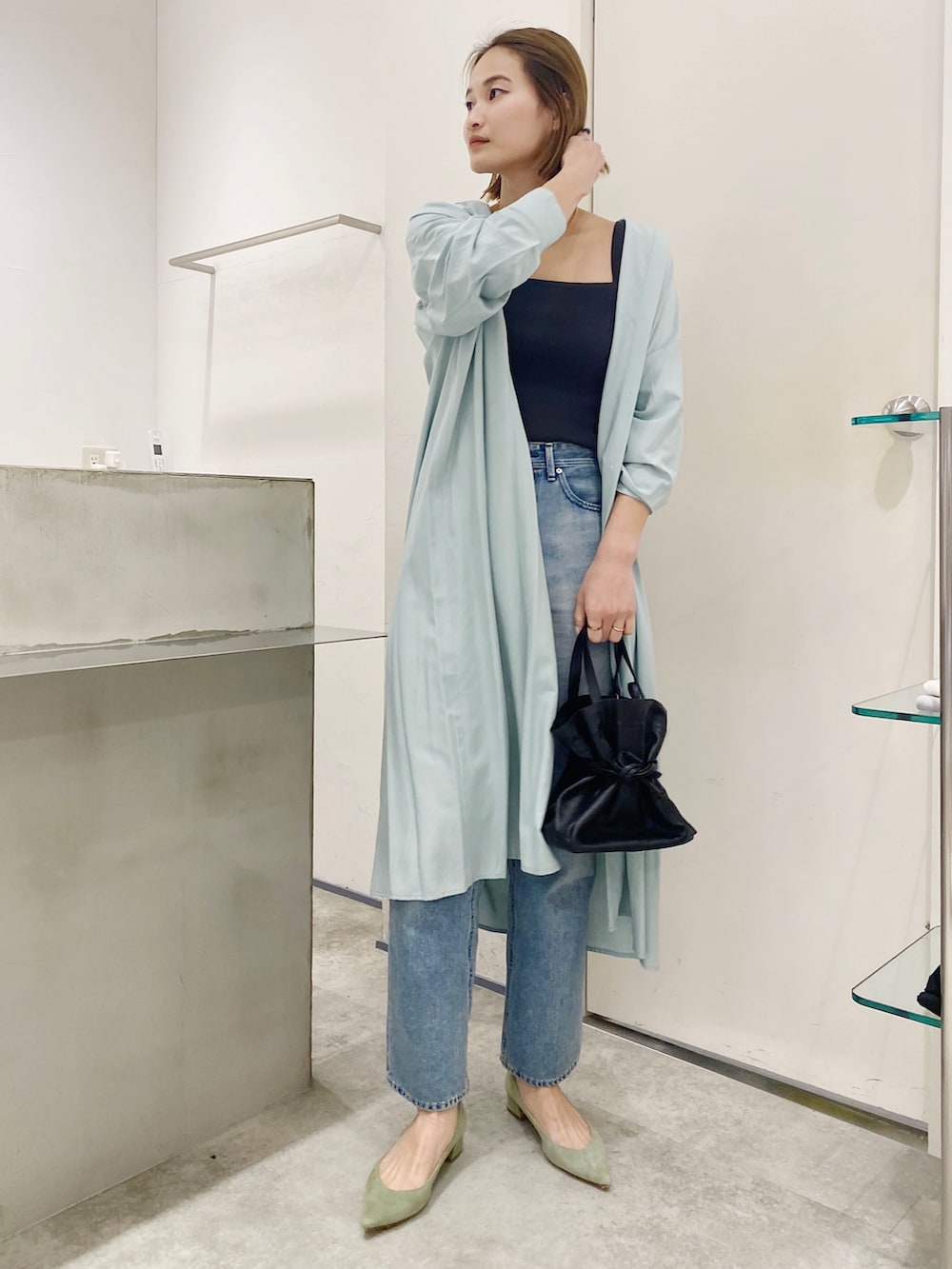 グリーン系のワンピース、ブラック系のトートバッグ、グレー系のキャミソールを着用したレディースの春コーディネートの2枚目の写真