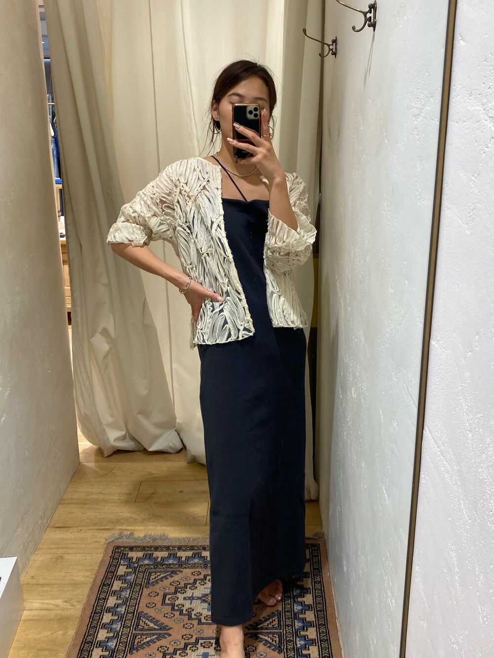 グレー系のワンピースを着用したレディースの夏コーディネートの2枚目の写真