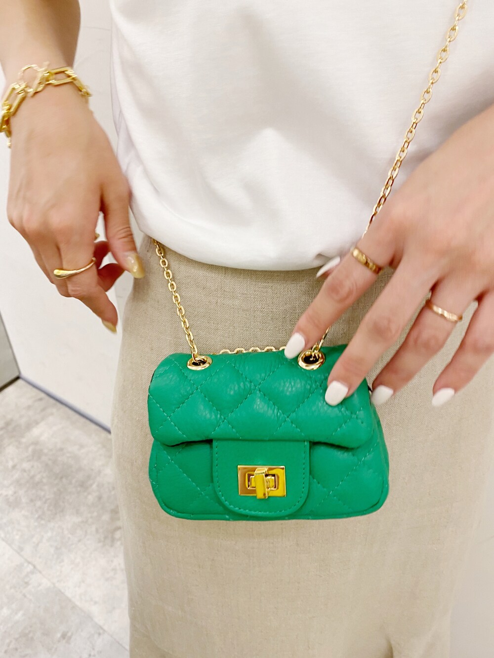 ホワイト系のスカートを着用したレディースの春コーディネートの3枚目の写真