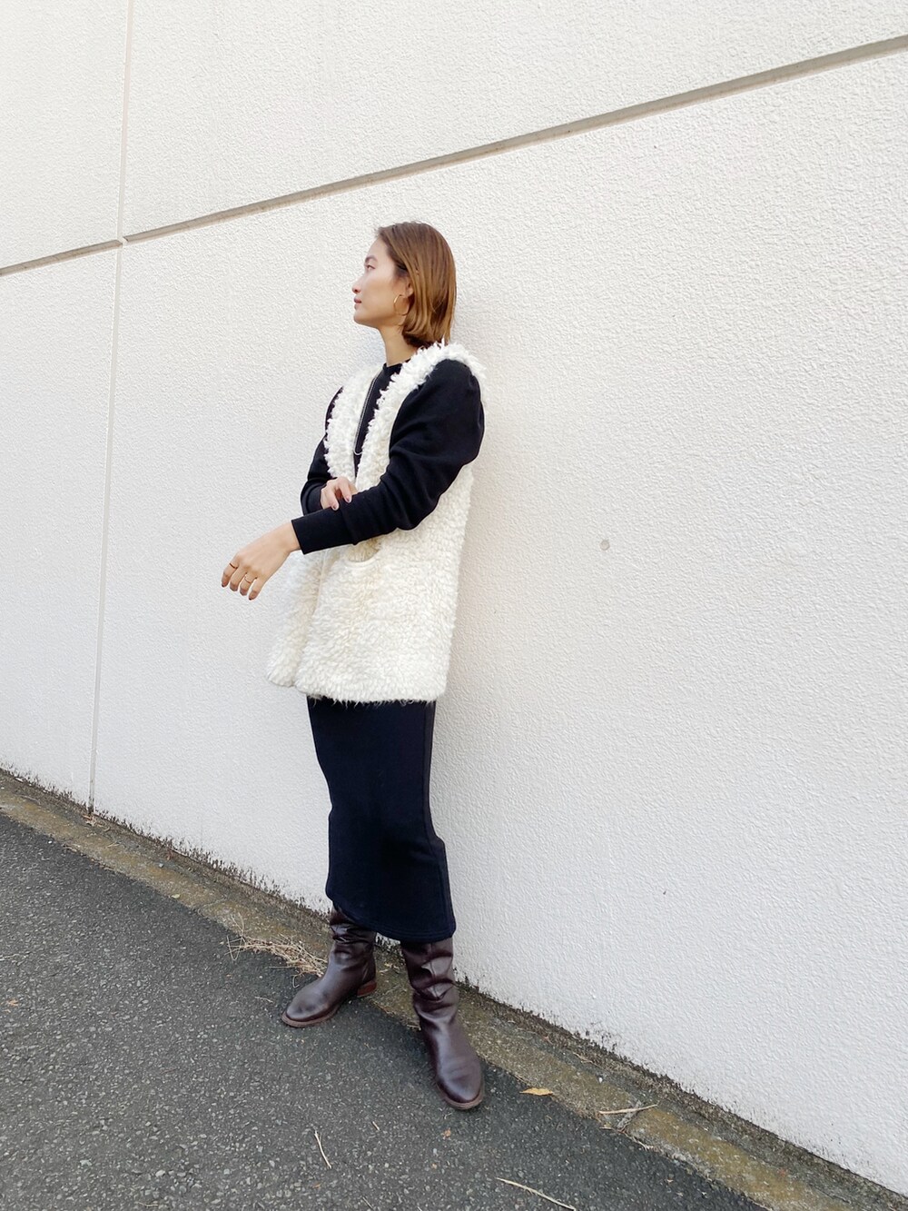 ブラック系のワンピースを着用したレディースの冬コーディネートの2枚目の写真