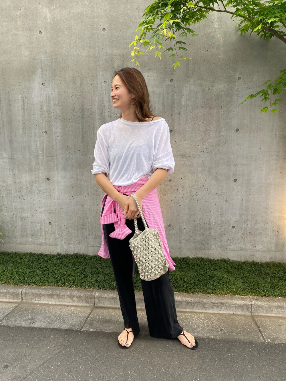 ホワイト系のTシャツ/カットソー、ブラック系のその他パンツを着用したレディースの春コーディネートの2枚目の写真