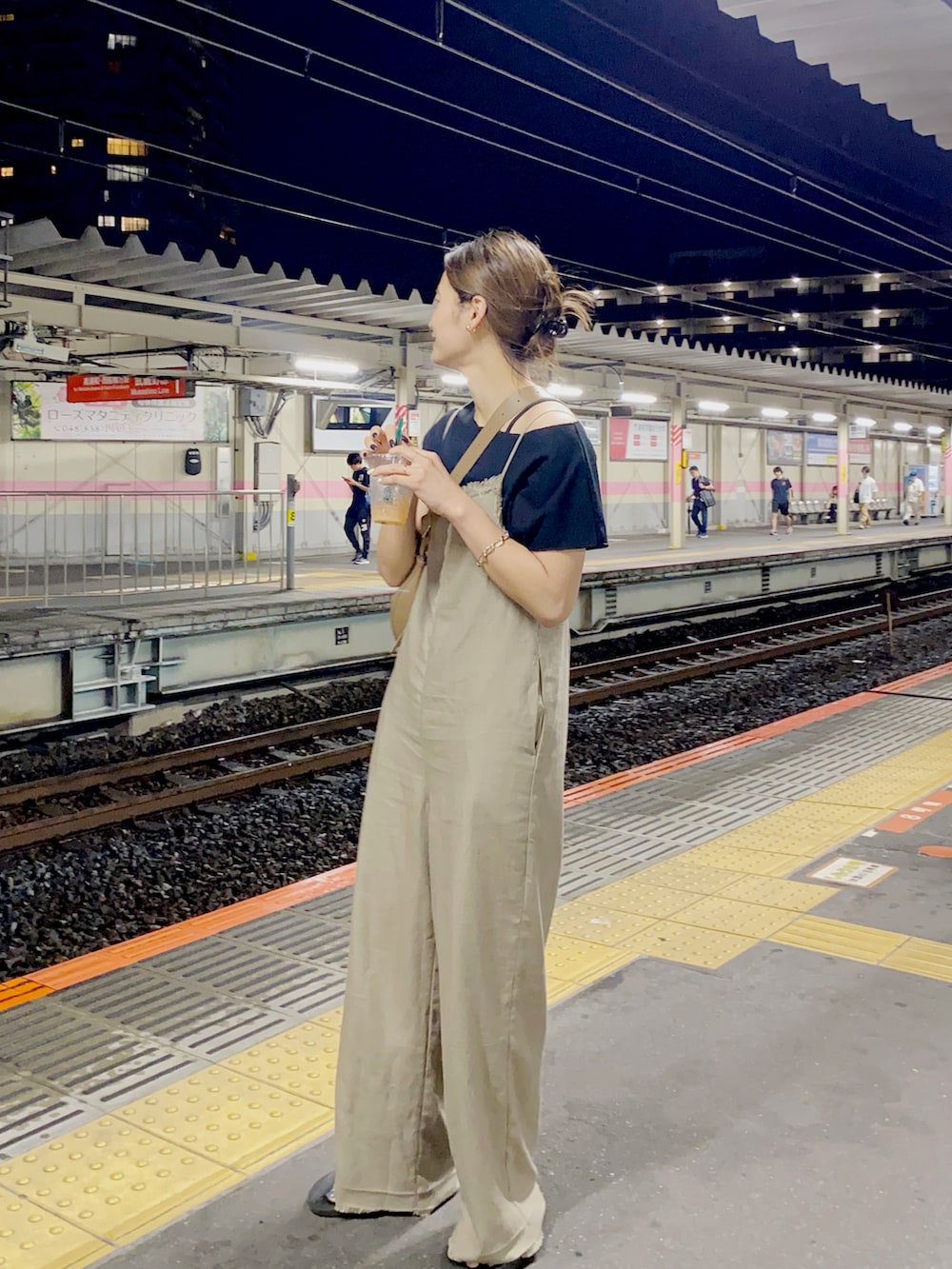 グリーン系のサロペット/オーバーオールを着用したレディースの夏コーディネートの2枚目の写真