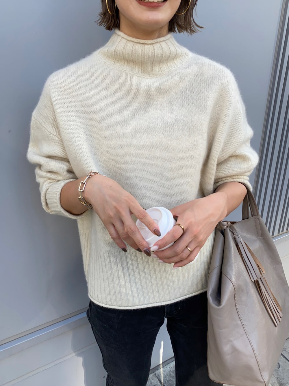 ホワイト系のニット/セーターを着用したレディースの秋コーディネートの3枚目の写真