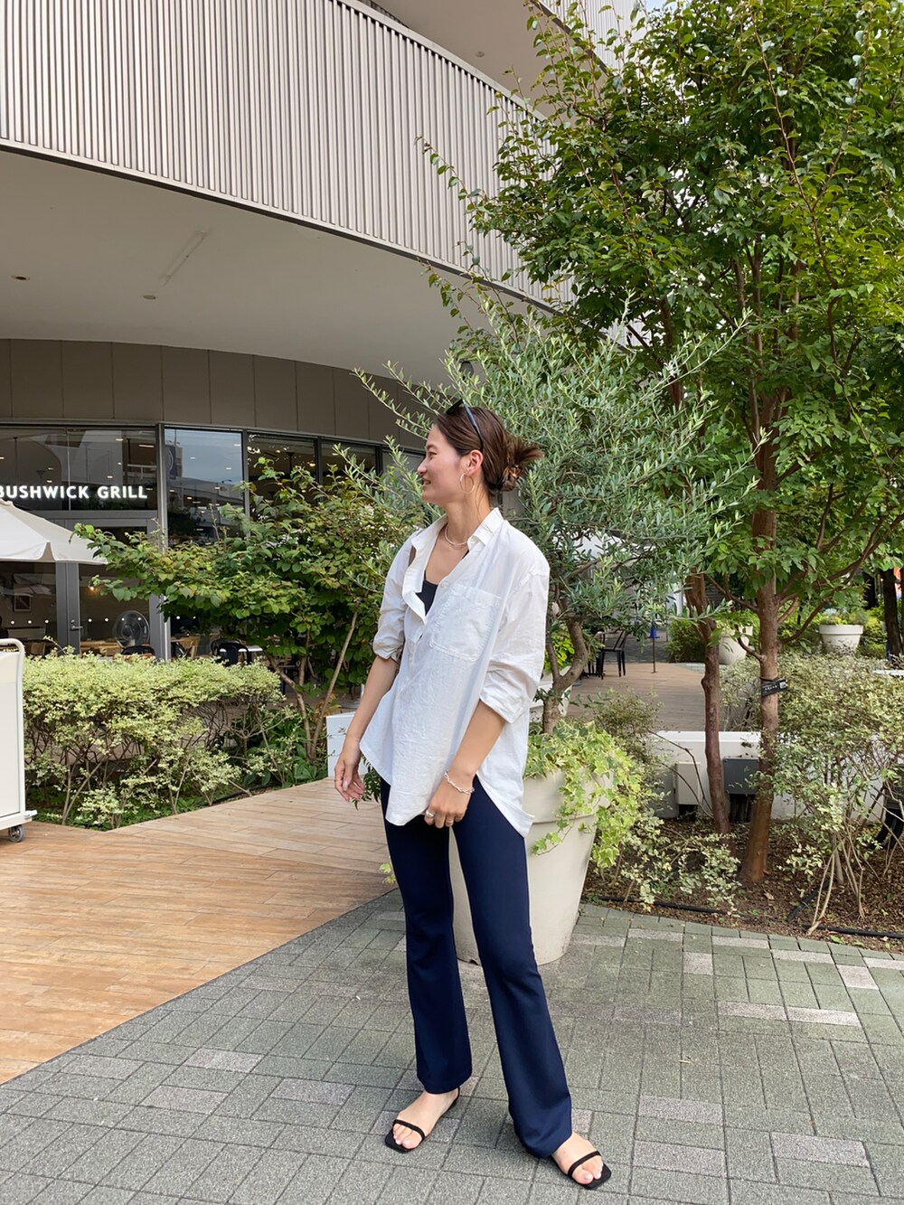 ホワイト系のシャツ/ブラウスを着用したレディースの夏コーディネートの2枚目の写真