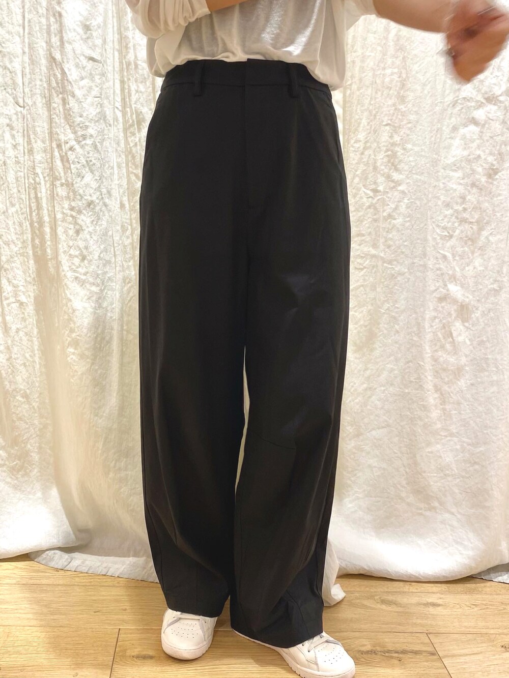 ホワイト系のTシャツ/カットソー、ベージュ系のチノパンツを着用したレディースの秋コーディネートの2枚目の写真