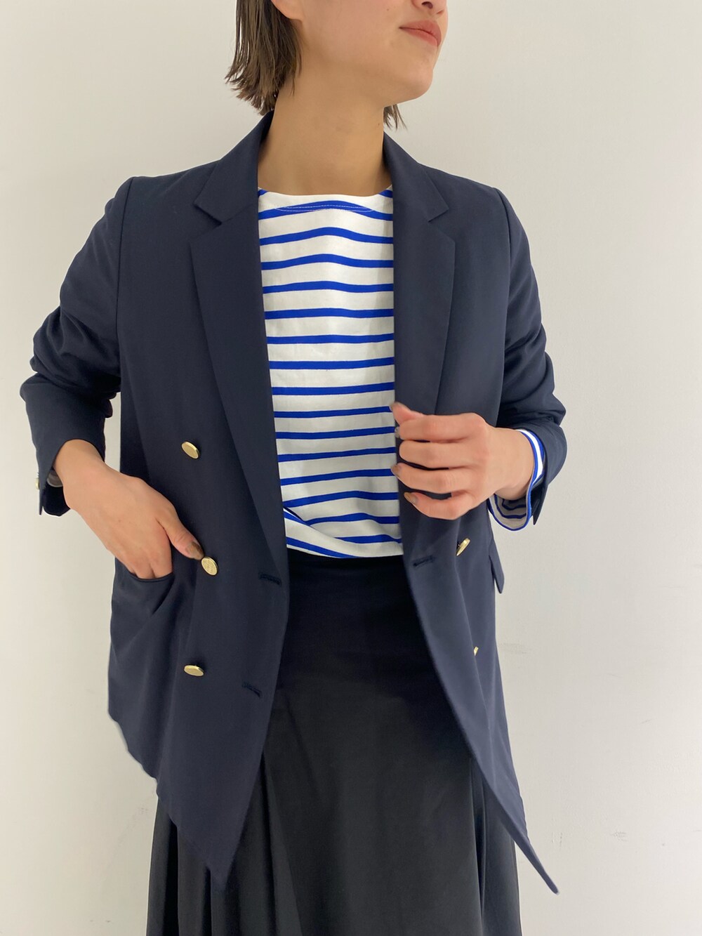 ブルー系のその他アウターを着用したレディースの冬コーディネートの2枚目の写真