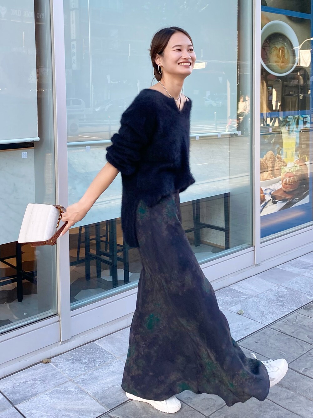 ブラック系のニット/セーターを着用したレディースの秋コーディネートの2枚目の写真