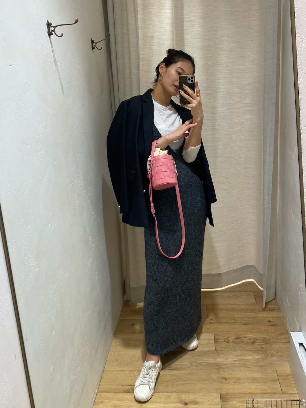 グレー系のワンピースを着用したレディースの秋コーディネートの2枚目の写真