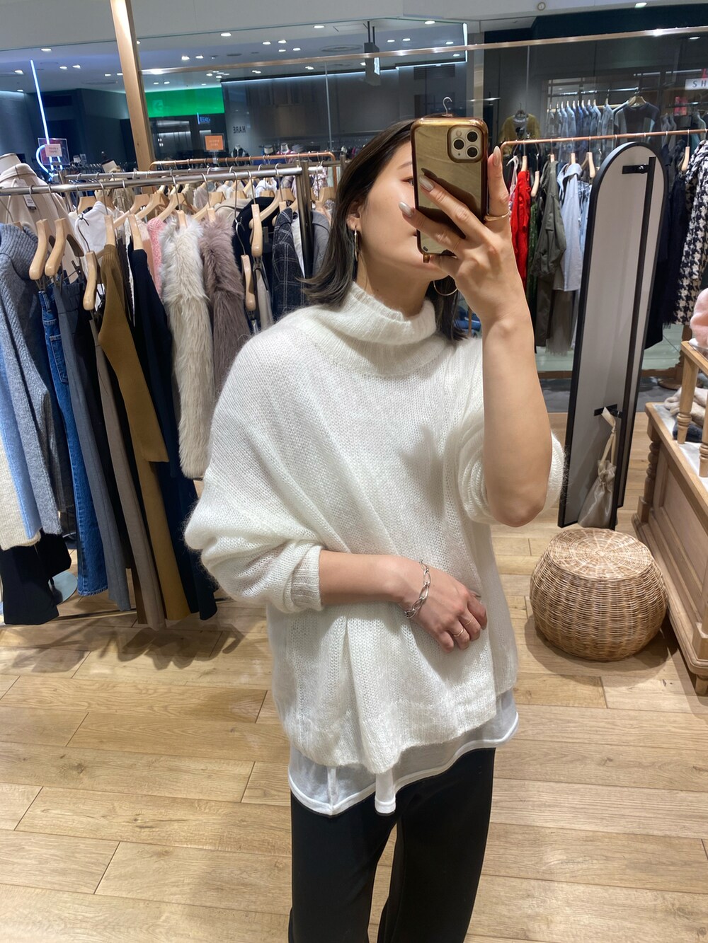 ホワイト系のニット/セーターを着用したレディースの冬コーディネートの2枚目の写真