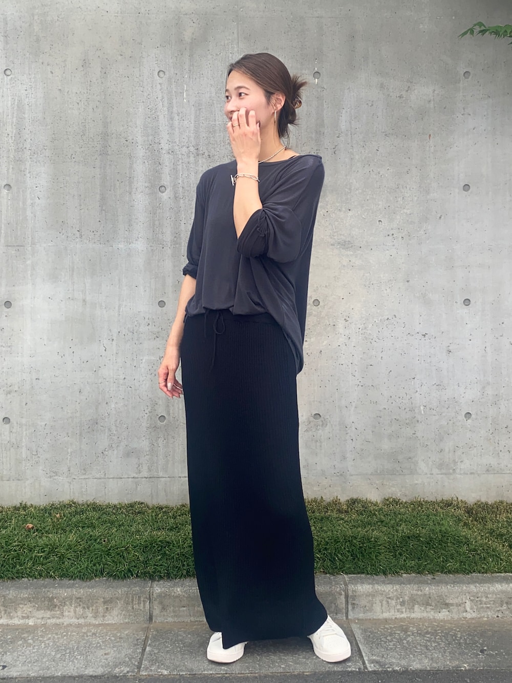 ホワイト系のTシャツ/カットソー、ブラック系のスカートを着用したレディースの秋コーディネートの3枚目の写真