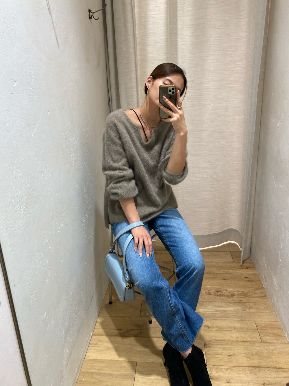 ブラック系のニット/セーターを着用したレディースの秋コーディネートの2枚目の写真