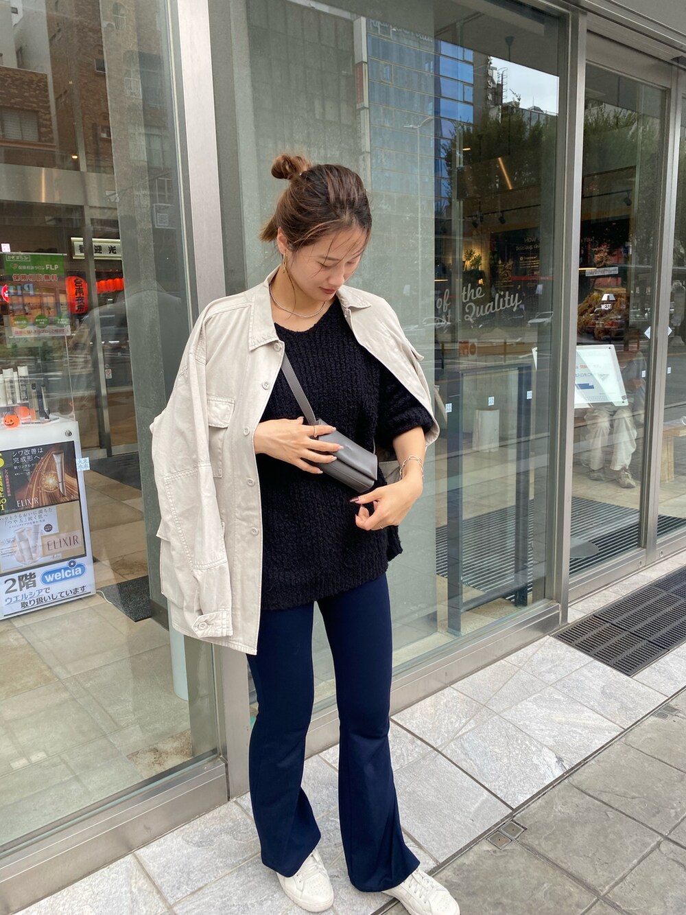 ブラック系のニット/セーターを着用したレディースの秋コーディネートの2枚目の写真