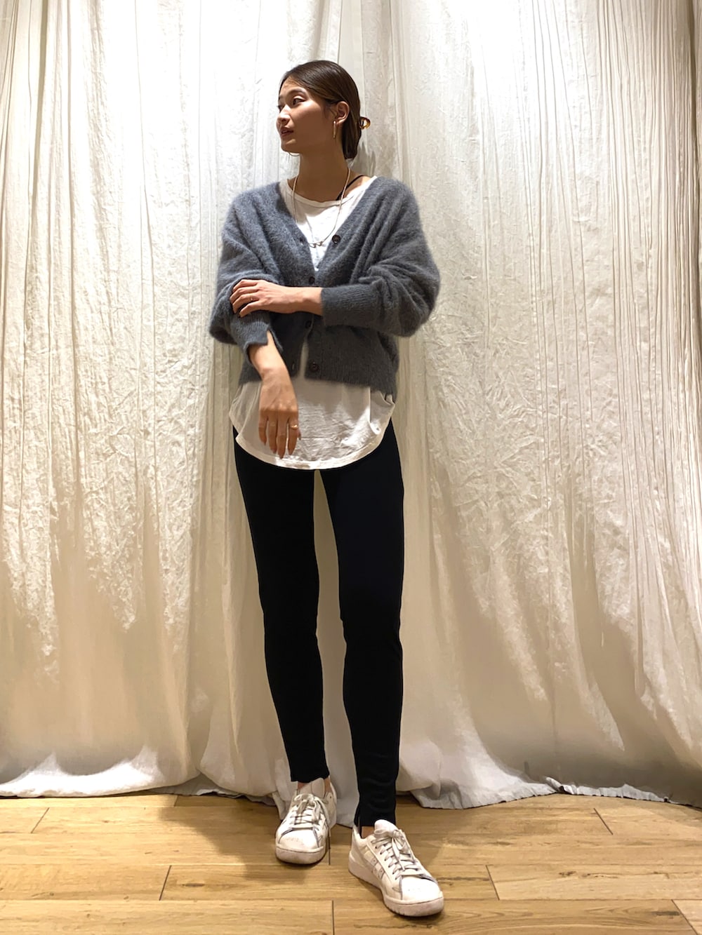 グレー系のニット/セーター、ブラック系のその他パンツを着用したレディースの秋コーディネートの3枚目の写真
