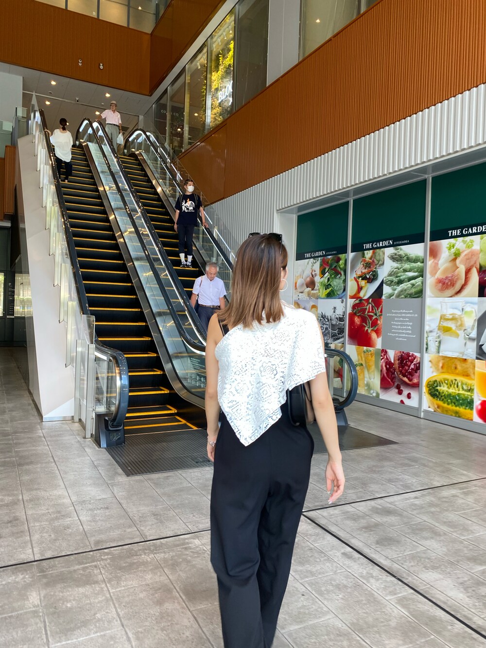 ブラック系のサンダル、ブラック系のサロペット/オーバーオールを着用したレディースの夏コーディネートの3枚目の写真