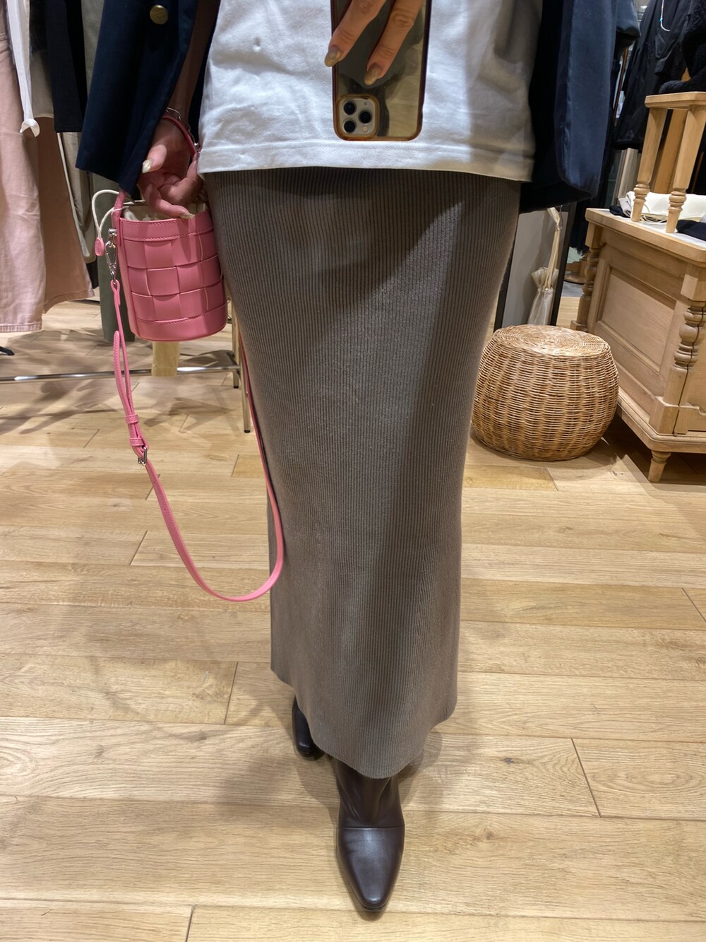 ホワイト系のTシャツ/カットソー、ブルー系のテーラードジャケット、グリーン系のスカートを着用したレディースの秋コーディネートの2枚目の写真