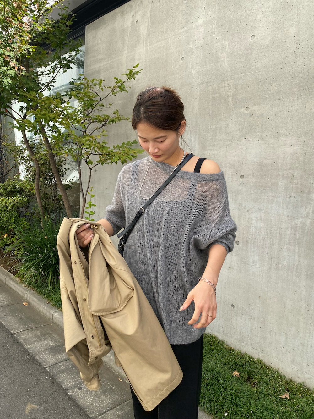 グレー系のニット/セーターを着用したレディースの秋コーディネートの2枚目の写真