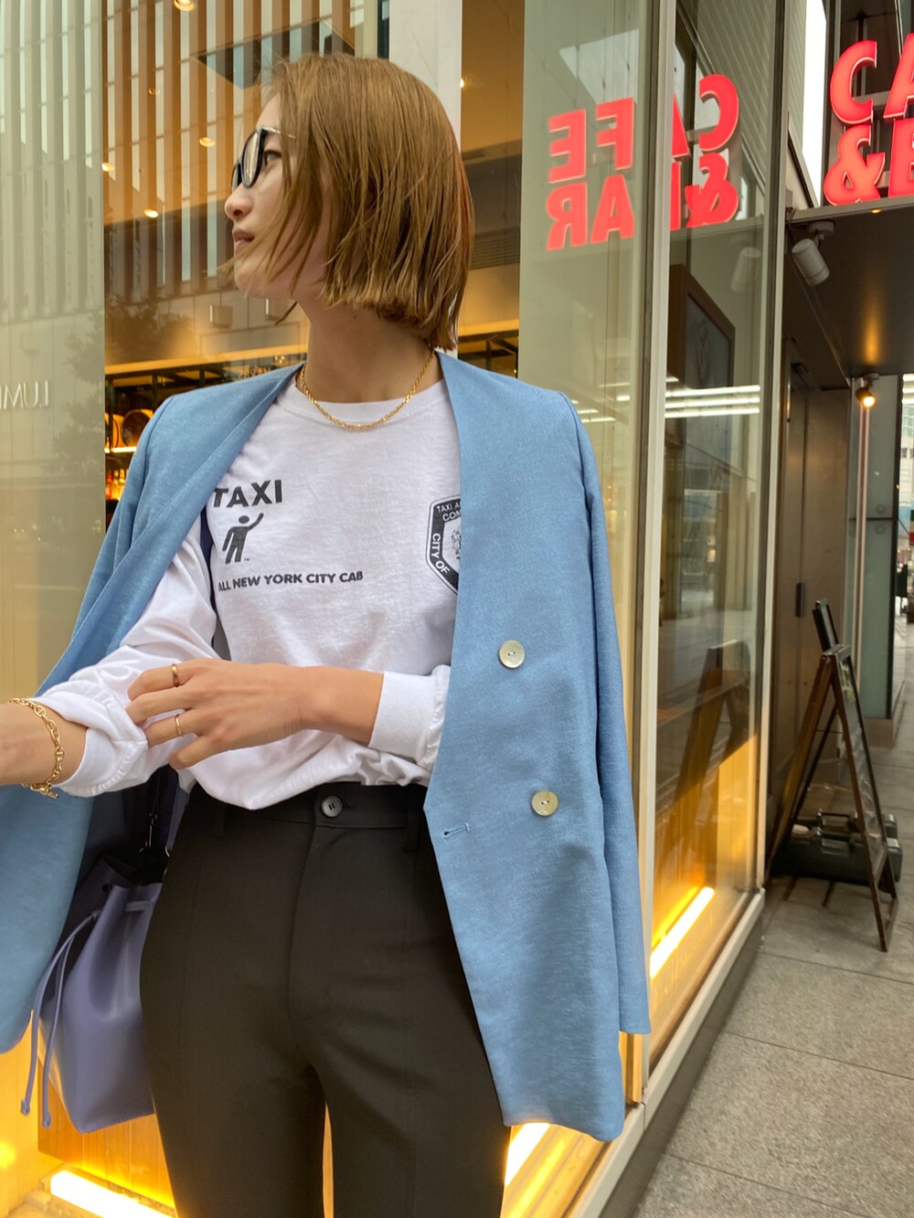 ホワイト系のTシャツ/カットソー、ベージュ系のテーラードジャケット、ホワイト系のその他パンツを着用したレディースの冬コーディネートの2枚目の写真