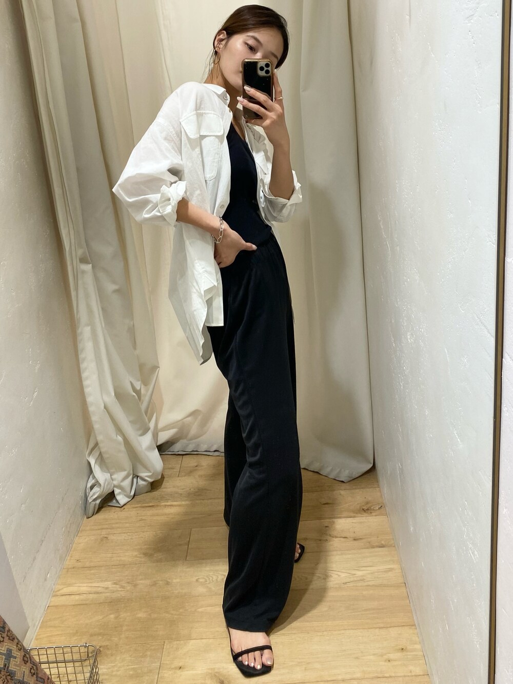 ホワイト系のシャツ/ブラウス、ブラック系のその他パンツ、ブラック系のサンダルを着用したレディースの夏コーディネートの2枚目の写真