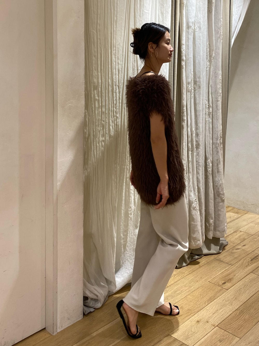 ブラック系のその他パンツ、グレー系のベストを着用したレディースの夏コーディネートの2枚目の写真