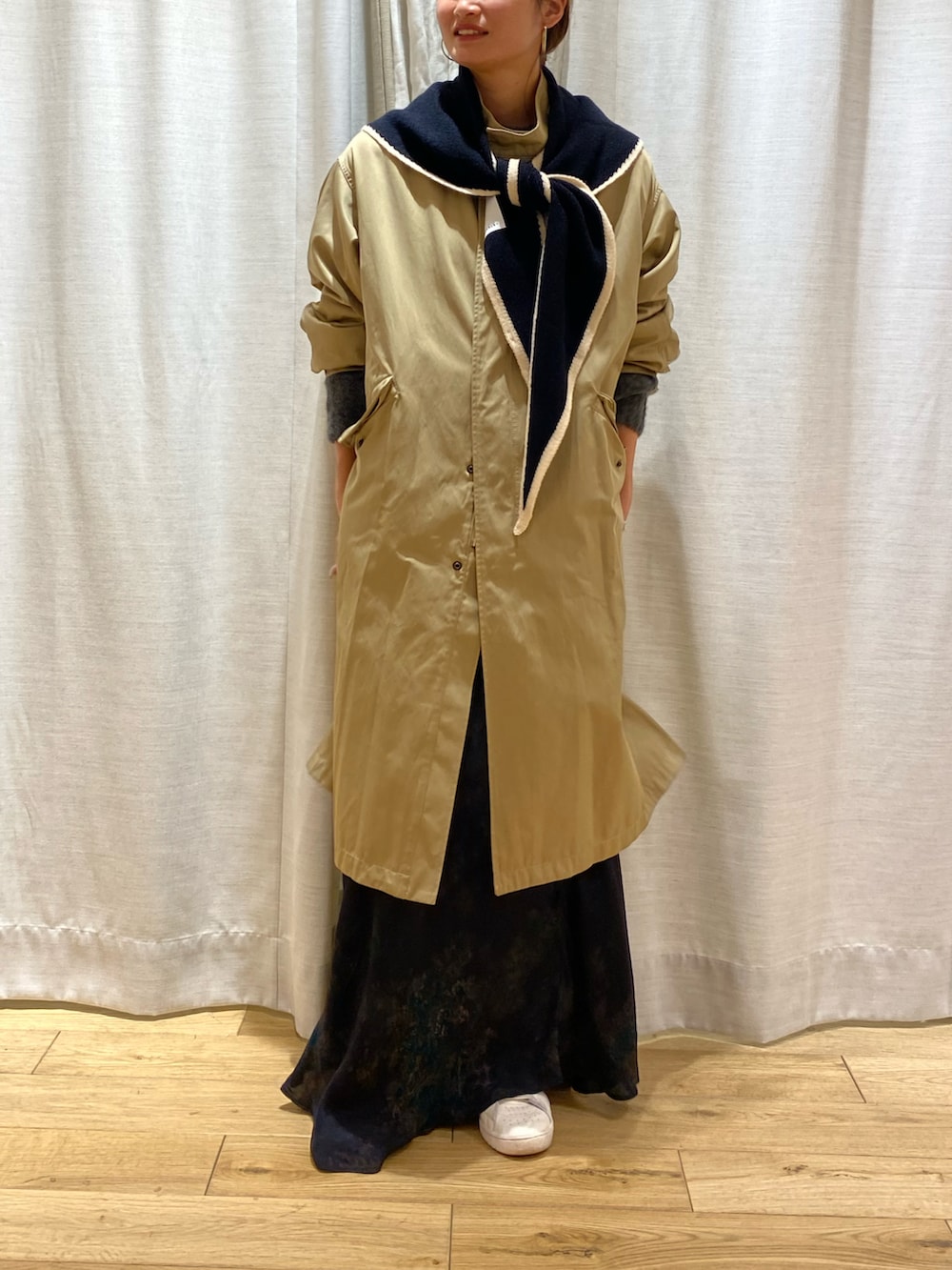 ベージュ系のモッズコートを着用したレディースの秋コーディネートの3枚目の写真