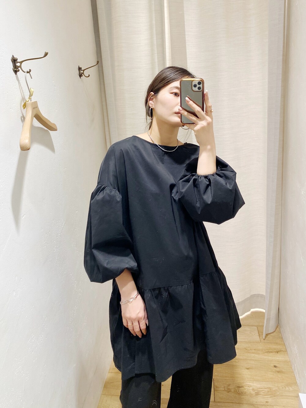 ブラック系のチュニックを着用したレディースの冬コーディネートの2枚目の写真