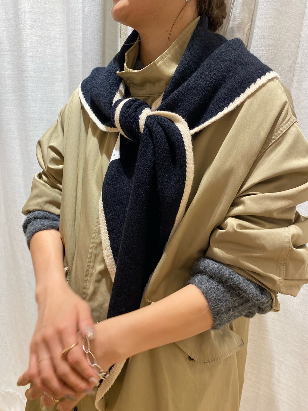 ベージュ系のモッズコートを着用したレディースの秋コーディネートの2枚目の写真