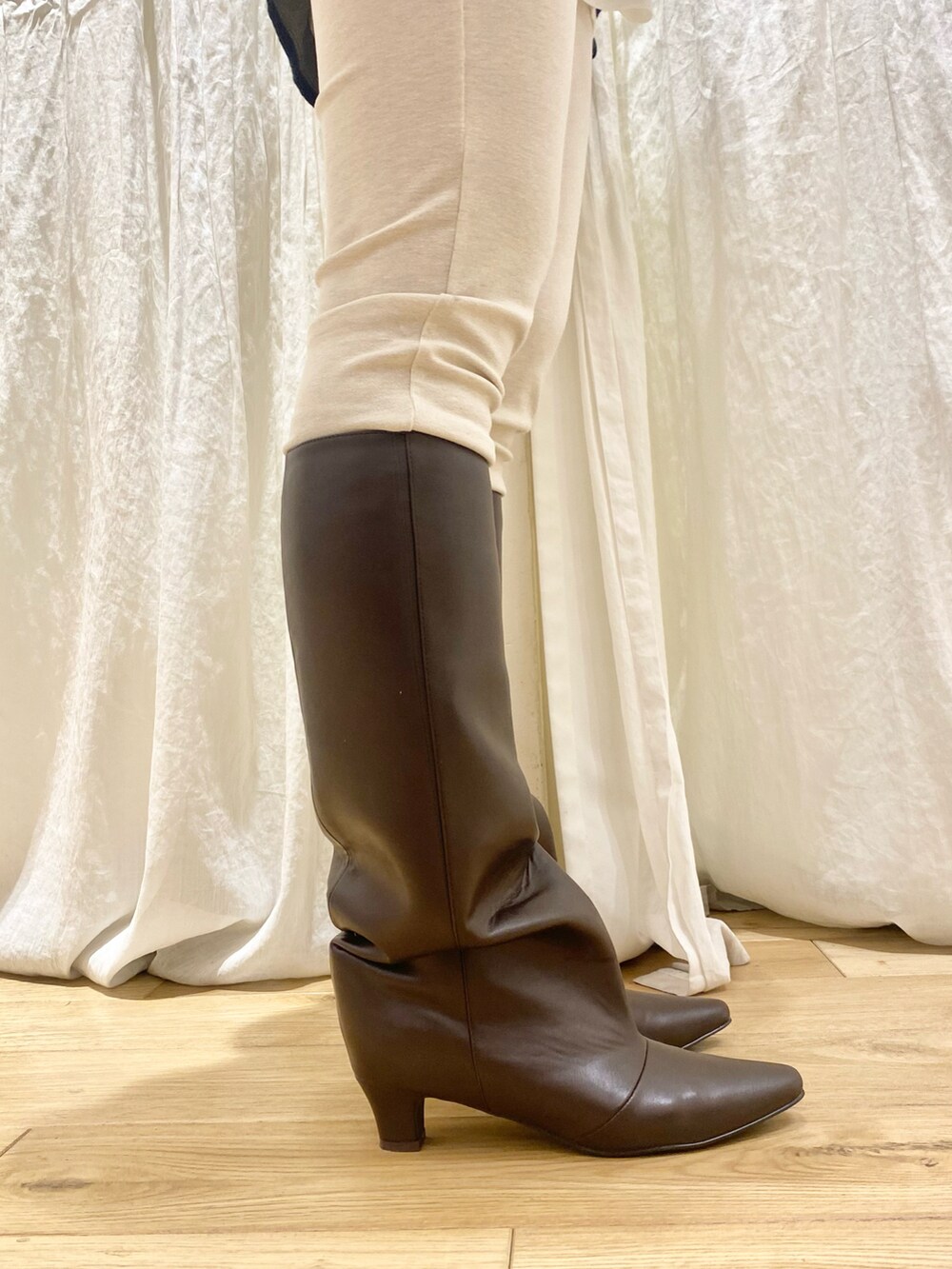 ブルー系のデニムジャケット、ブラック系のその他パンツ、ブラウン系のブーツを着用したレディースの秋コーディネートの3枚目の写真