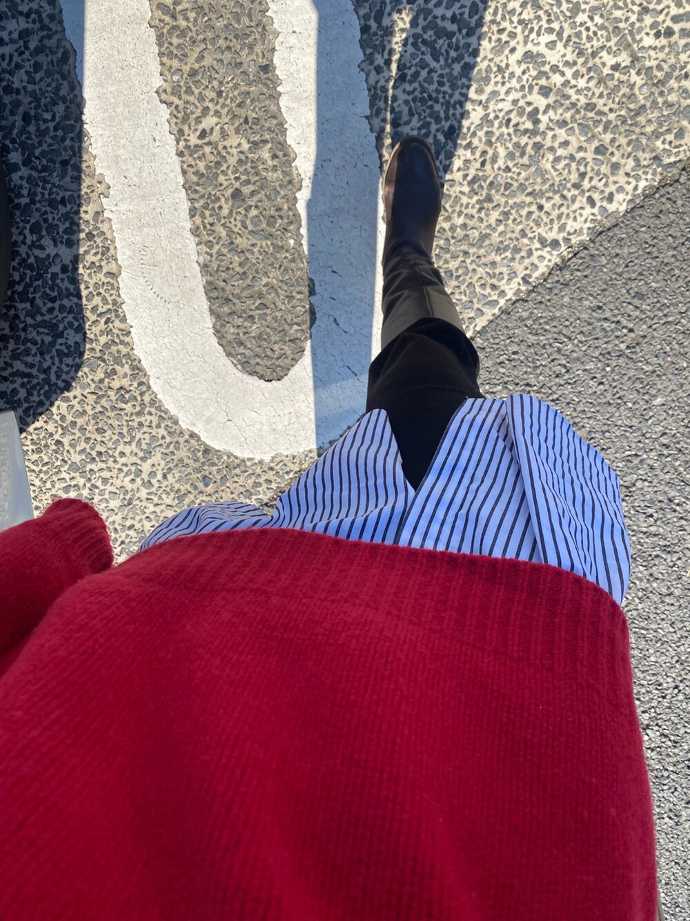 ブラウン系のブーツを着用したレディースの冬コーディネートの2枚目の写真